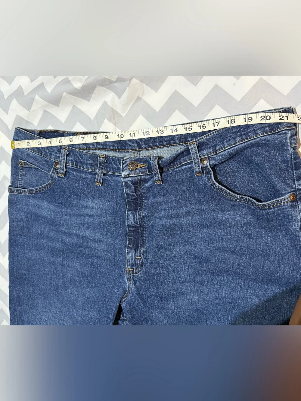 Wrangler Premium Quality Men's Straight Jeans in Classic Denim Blue size 44 x 29